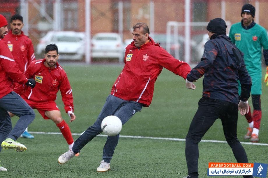جلال حسینی سیدجلال حسینی کاپیتان تیم پرسپولیس پس از پشت سر گذاشتن آسیب دیدگی خود، با آمادگی بالا در تمرینات حضور پیدا کرده است.