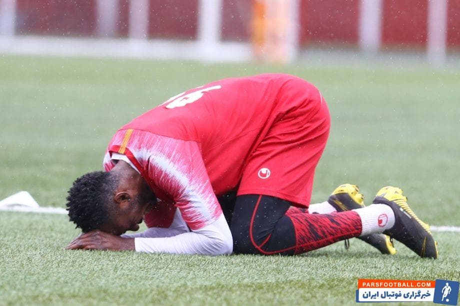 اوساگوآنا مهاجمی که در نیم فصل دوم زوج علی علیپور بوده اما نه فرصت چندانی برای گلزنی داشته و نه خود را در قد و قواره یک مهاجم گلزن معرفی کرده است.