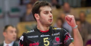 لوبه ؛ لوسیانو دچکو، پاسور باتجربه تیم ملی والیبال آرژانتین در آستانه توافق با لوبه