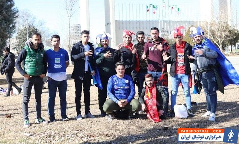 تعدادی از هواداران سرخابی با حضور در ورزشگاه آزادی در تلاشند که از سامانه بلیتفروشی، بلیت خریداری کنند، ولی موفق به این کار نشدند.