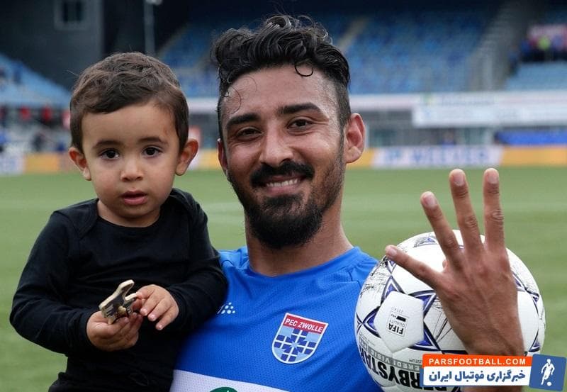 قوچان نژاد رضا قوچاننژاد اولین بازیکن در تاریخ لیگ هلند شد که به عنوان بازیکن تعویضی به زمین بازی آمد و توانست ۴ گل در یک دیدار به ثمر برساند.