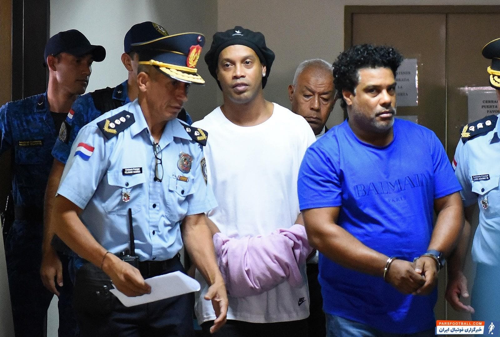 رونالدینیو اسطوره فوتبال برزیل و برادرش چند روز پیش در زمان ورود به خاک پاراگوئه با پاسپورت جعلی این کشور دستگیر شدند.