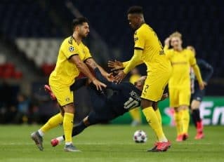 امره جان ، ستاره آلمانی دورتموند، در دیدار امشب تیمش مقابل پی اس جی، به دلیل درگیری با نیمار و ضربه ای که به او زد، از بازی اخراج شد.