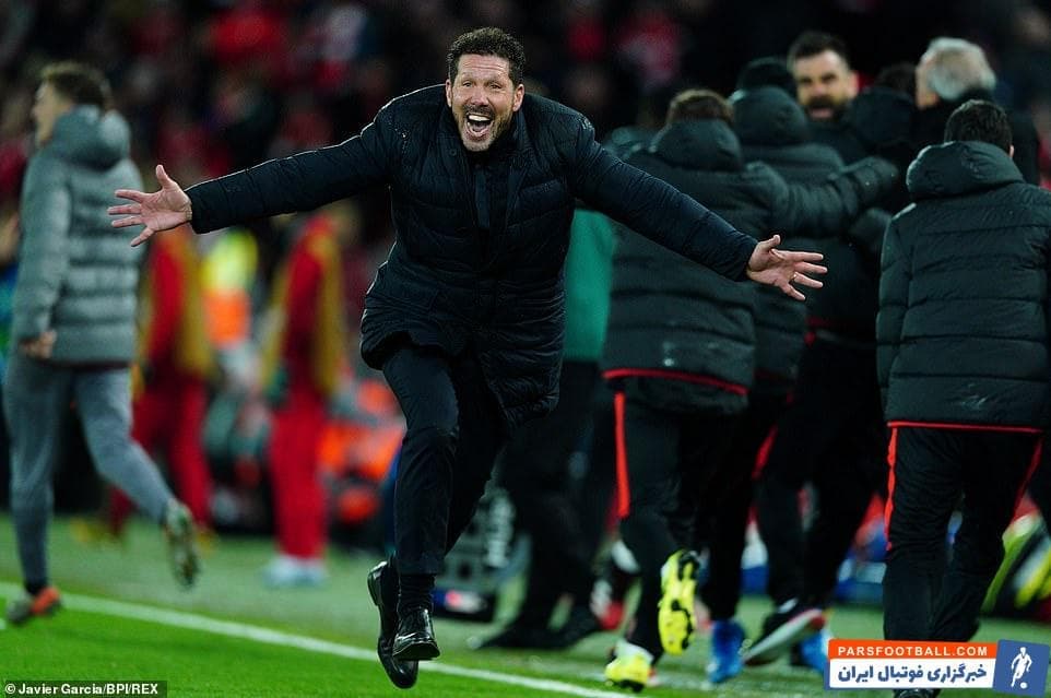 دیگو سیمئونه بعد از گل سوم موراتا عرض زمین را طی کرده و به سمت معدود هواداران که پشت دروازه لیورپول نشسته بودند رفت تا شادی اش را اینگونه با آنها تقسیم کند.