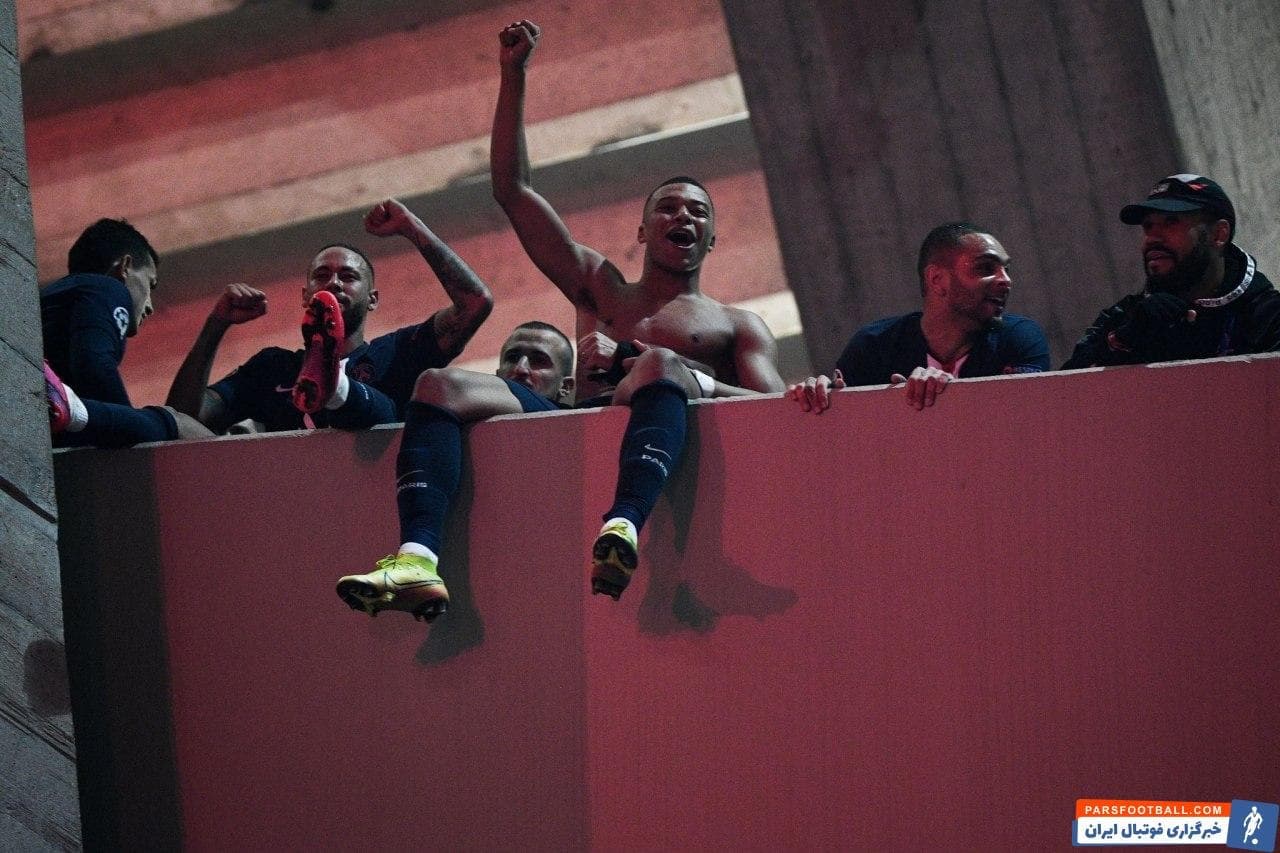 بازیکنان پاری سن ژرمن برای اینکه صعودشان به مرحله بعد لیگ قهرمانان را با هواداران شان جشن بگیرند، از دیوار پشتی ورزشگاه پارک دو پرنس بالا رفتند.