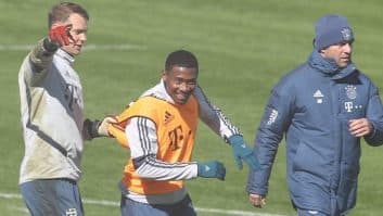 داوید آلابا تمرین بایرن مونیخ که پشت درهای بسته برگزار میشد شاهد شوخی جالب داوید آلابا مدافع این تیم با مانوئل نویر دروازهبان باواریاییها بود.