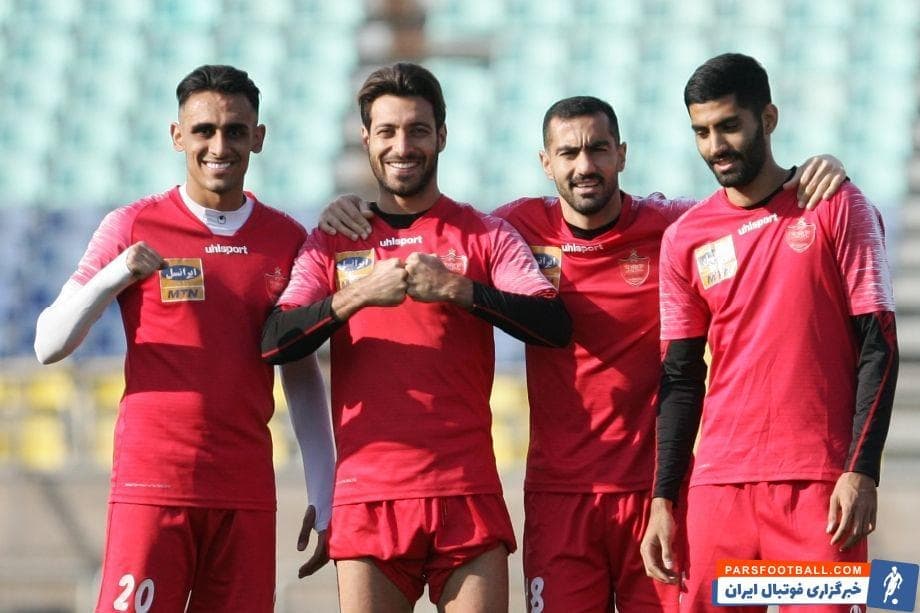 شجاع خلیل زاده مدافع فیکس تیم پرسپولیس در عکسی که از او منتشر شده، راه خوش و بش در دوره کرونا را به نمایش گذاشته است!