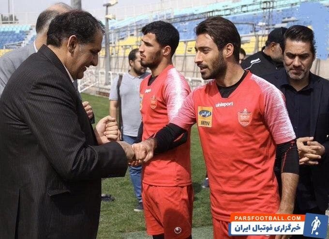 تصویری از خوش وبش کرونایی شجاع خلیلزاده با مهدی رسولپناه، سرپرست باشگاه پرسپولیس در تمرینات را مشاهده می کنید.
