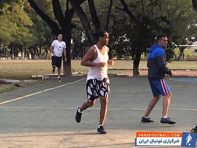 رونالدییو ؛ قهرمانی تیم رونالدینیو در مسابقات فوتبال در زندان پاراگوئه