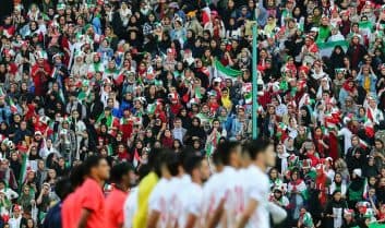 حضور زنان ؛ مدیر عامل خیریه فوتبال گفت که حضور زنان نباید مختص به بازی های ملی باشد