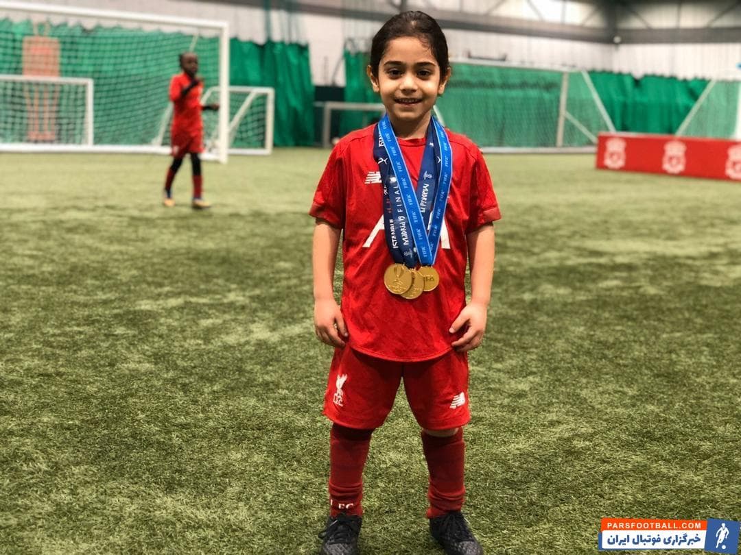 آرات حسینی ، پسر نابغه ایرانی که در همان سن خردسالی به یک چهره مشهور تبدیل شد، این روزها به همراه پدرش در لیورپول به سر می برد.