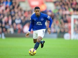 ساموئل اتوئو در سال 2013 راهی لیگ برتر شد و لباس چلسی را بر تن کرد. ساموئل اتوئو در سال 2014 به مدت شش ماه برای اورتون بازی کرد.