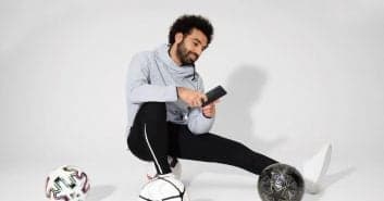 در شرایطی که مسابقات فوتبال در سراسر دنیا به حالت تعلیق درآمده، محمد صلاح در صفحه اینستاگرام خود از همکاری جدید تبلیغاتی اش خبر داده است.