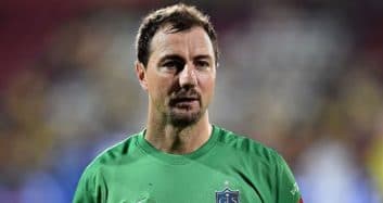 یرزی دودک : مسی در ظاهر بازیکن بسیار مودبی است اما در بازی بسیار رفتارهای زشتی دارد