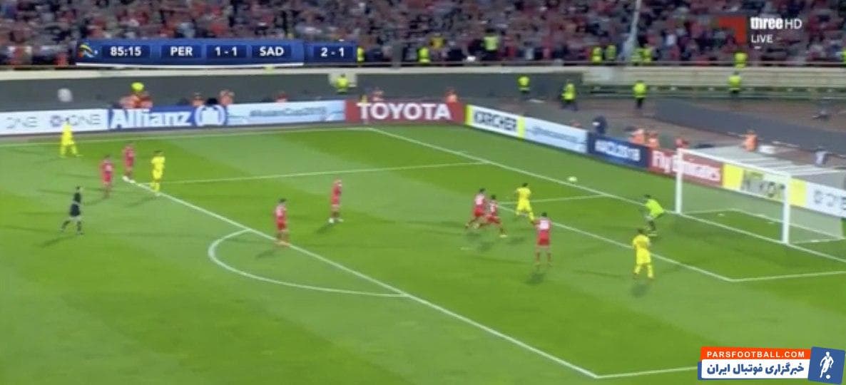 تابلوی این خاطره بی تردید لحظه ای است که ژاوی در برابر دروازه پرسپولیس بهت زده ایستاده و بیرانوند را تماشا می کند که روی هوا پریده و با مشت توپ را زده است.