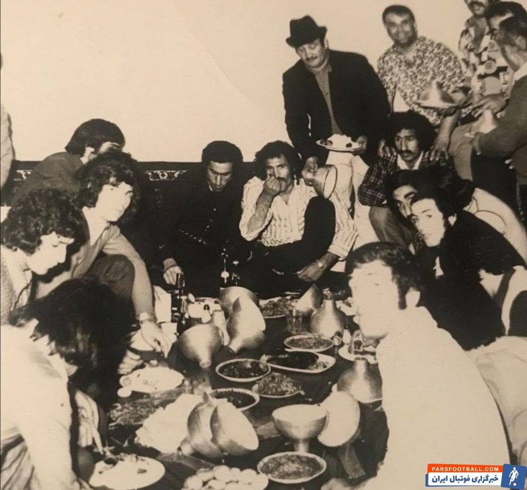 تصویر زیر دورهمی بازیکنان تاج ( استقلال) را قبل از یکی از مسابقات جام تخت جمشید نشان می دهد ستاره های آن سال های تاج یا همان استقلال مانند ...