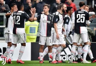 در روزهای قرنطینه که بازار لایو های اینستاگرامی سلبریتی های جهان داغ است حضور داگلاس کاستا ستاره تیم یوونتوس در لایو رکورد شکن تتلو و تهی برای کاربران تعجب آور بود!