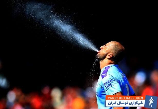 تف کردن در زمین فوتبال