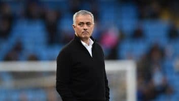 در روزهایی که تمام دولت ها و رسانه ها برای مهار ویروس کرونا اقدام به تشویق به ماندن در خانه افراد میکنند و قوانینی را وضع کرده اند، خوزه مورینیو این قوانین را نادیده گرفته است.