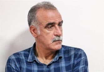 محمد احمدزاده سرمربی باسابقه تیم فوتبال ملوان بندر انزلی در روزهای تعطیلی تمرینات گروهی این تیم، به رانندگی با کامیون خود مشغول است.