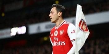 پیرس مورگان، روزنامه نگار و مجری معروف شبکه CNN به مسعود اوزیل ستاره تیم فوتبال آرسنال به خاطر عدم پذیرش کاهش حقوقش تاخت.