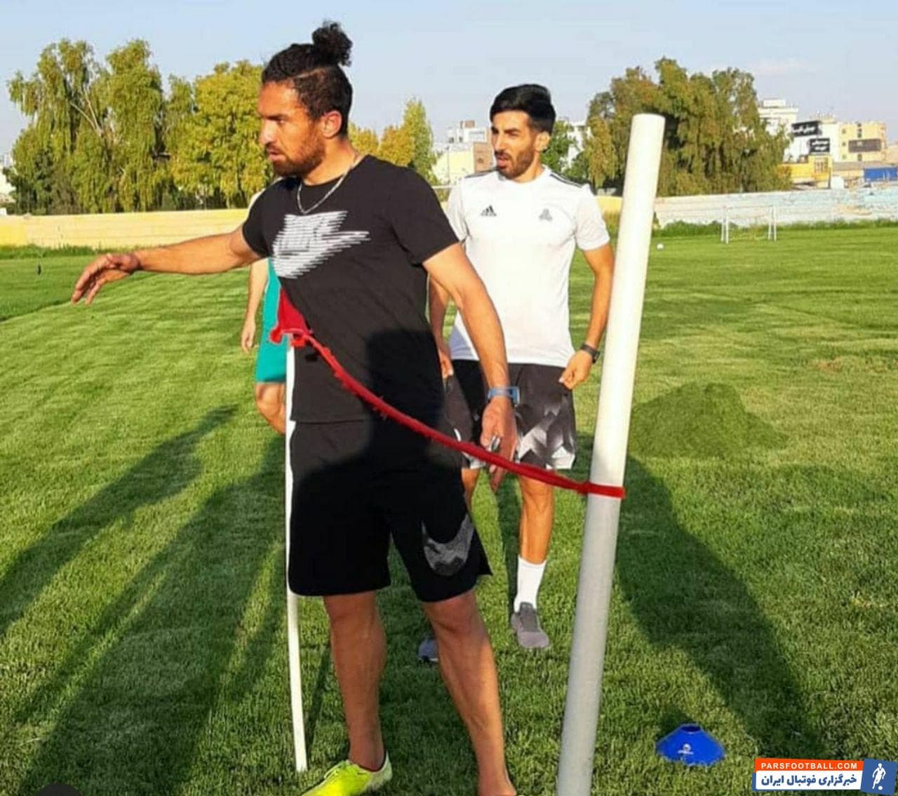 محمد ایرانپوریان ، گودرزی و خالد شفیعی که اصالتا شیرازی هستند از قدیم رابطه خوبی با هم داشتند و حالا نیز تصمیم گرفتند همراه یکدیگر تمرینات را انجام دهند.