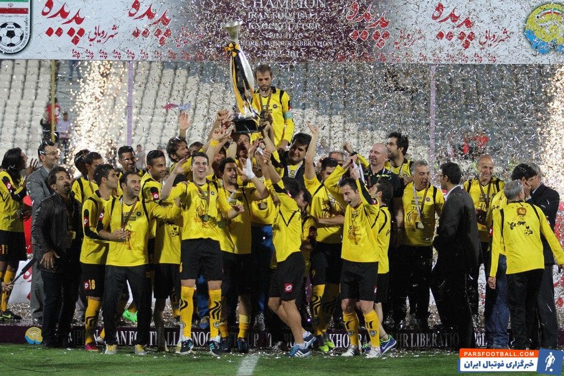 سپاهان توسط بولکو، ابراهیمی و خلعتبری 3 پنالتی اول خود را گل کرد تا اینکه پنالتی چهارم به احسان حاج صفی رسید و او میتوانست با گل کردن توپ کار را تمام کند.