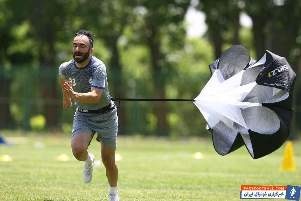 داریوش شجاعیان ستاره تکنیکی استقلال با گذر از دوران مصدومیت رباط صلیبی حالا با انگیزه زیاد خودش را برای بازگشت به میادین آماده می کند.