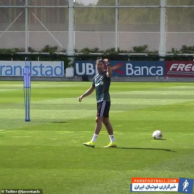 کریستیانو رونالدو در جریان تمرین یوونتوس، درحالیکه سعی میکرد ژستهای مایکل جردن را بازنمایی کند توپ فوتبال را با پا به درون یک حلقه بسکتبال انداخت.