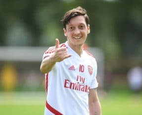 علی رغم شایعاتی که درباره اختلاف مسعود اوزیل و سران باشگاه آرسنال مطرح شده بود اما ستاره آلمانی با چهره خندان و شاداب در تمرینات این تیم حضور یافته است.