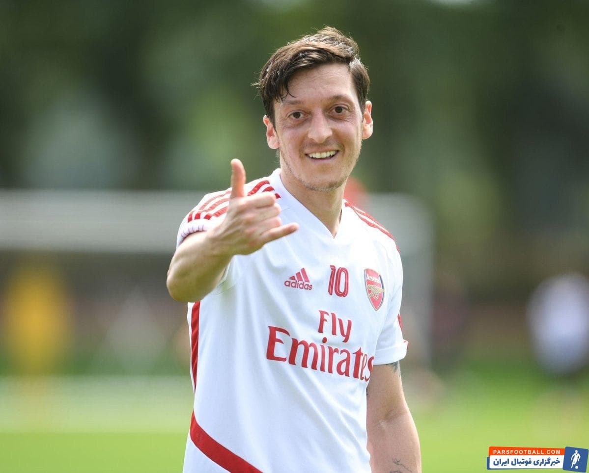 علی رغم شایعاتی که درباره اختلاف مسعود اوزیل و سران باشگاه آرسنال مطرح شده بود اما ستاره آلمانی با چهره خندان و شاداب در تمرینات این تیم حضور یافته است.