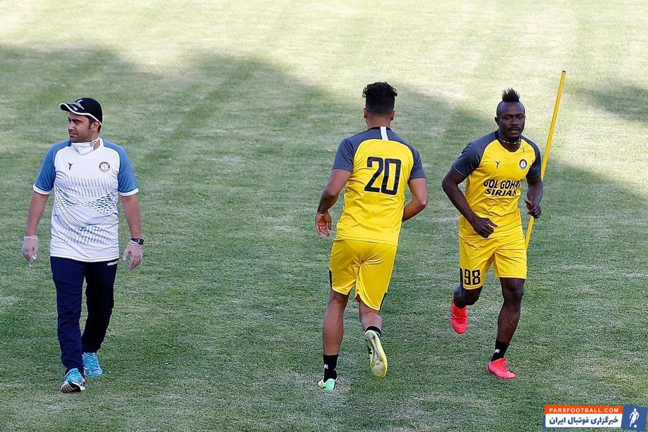 در این تمرین بازیکنانی مثل گادوین منشا به تمرین اضافه شد مهرداد بایرامی، گادوین منشا ، ابراهیمی و موسوی لااقل از نظر رنگ پوست متفاوت تر از دیگران هستند.