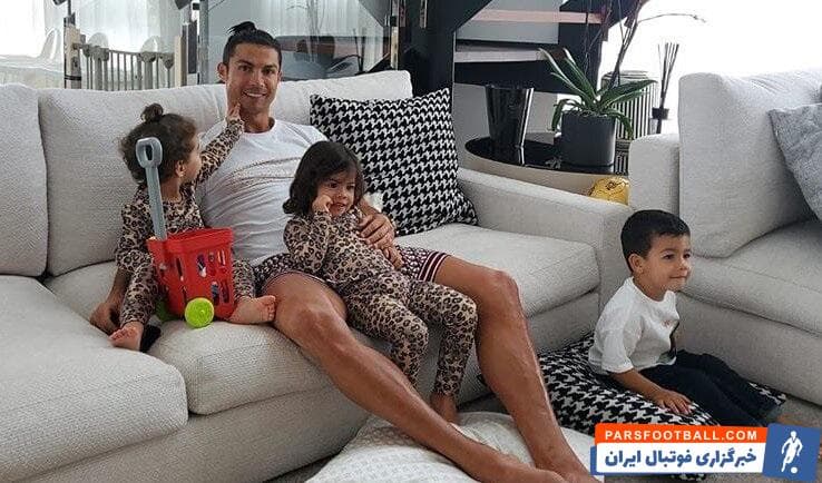 همتیمیهای رونالدو در یوونتوس صبح دیروز با حضور در کمپ ورزشی این باشگاه، تست پزشکی دادند تا اطمینان خاطر بابت عدم ابتلا به ویروس کرونا پیدا کنند.