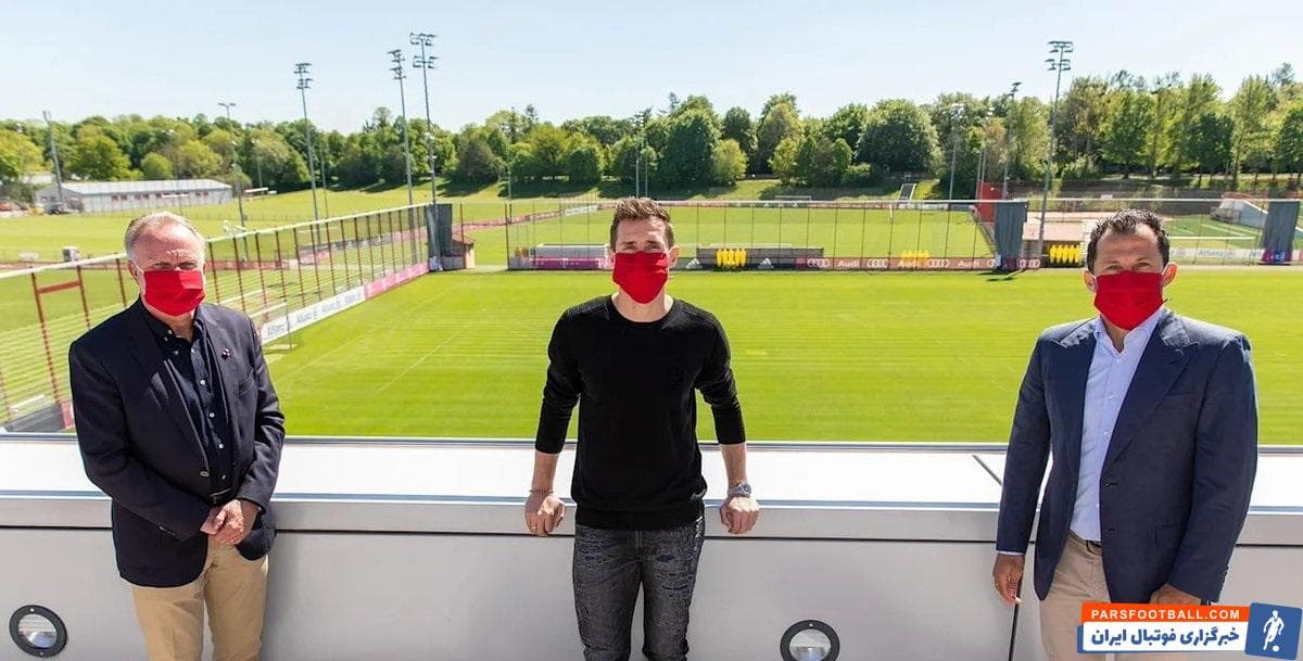 میروسلاو کلوزه سرمربی تیم زیر ۱۷ سالههای بایرنمونیخ که برای حضور در تیم اول باشگاه به توافق رسیده بود، قراردادش را امضا کرد.