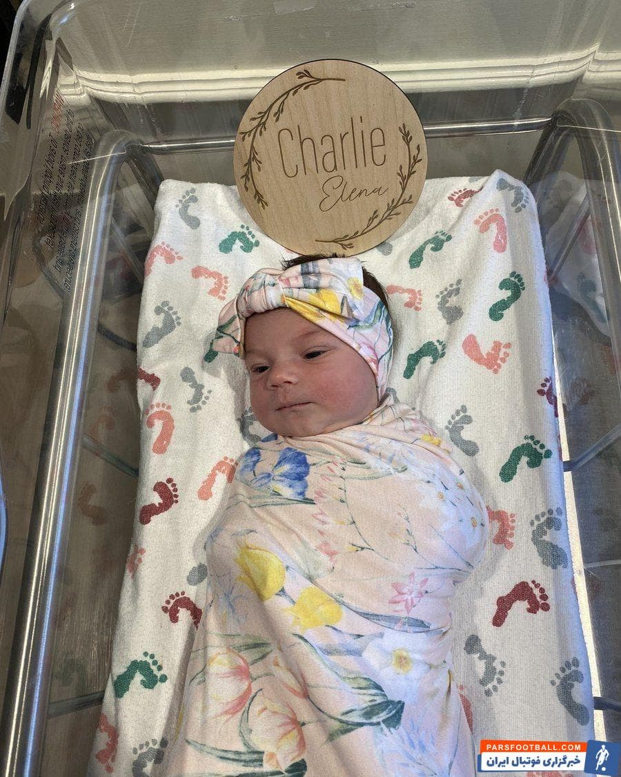 الکس مورگان ستاره تیم ملی فوتبال زنان آمریکا و همسرش سِرواندو کاراسکو سه روز پیش صاحب نخستین فرزندشان شدند و نام او را چارلی النا گذاشتند.