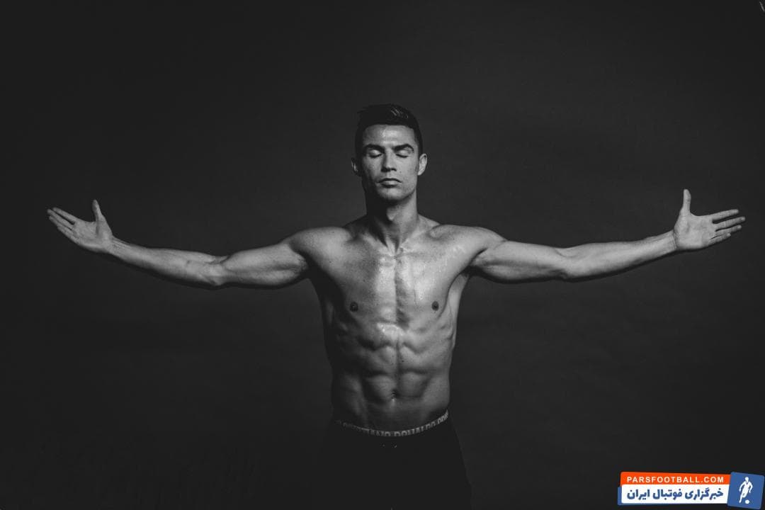 عکس جدیدی که برای تبلیغ CR۷ منتشر شده برای کریستیانو رونالدو دردسر ایجاد کرده، چرا که به نظر میرسد سیکسپک ستاره یوونتوس فتوشاپ باشد