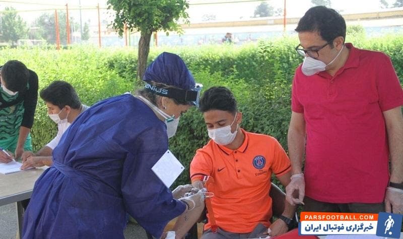 بازیکنان و کادر فنی تیم فوتبال نساجی مازندران با حضور در ورزشگاه کارگران تهران پیش از آغاز تمرینات این تیم مورد معاینه پزشکی قرار گرفتند و تست کرونا دادند.