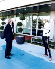 فلورنتینو پرز ؛ حضور فلورنتینو پرز با تجهیزات بهداشتی در تمرین رئال مادرید