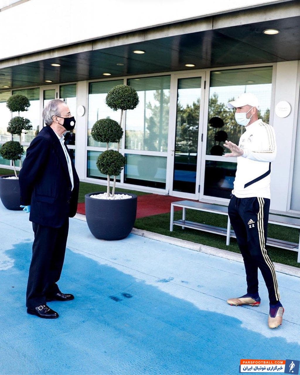 فلورنتینو پرز ؛ حضور فلورنتینو پرز با تجهیزات بهداشتی در تمرین رئال مادرید