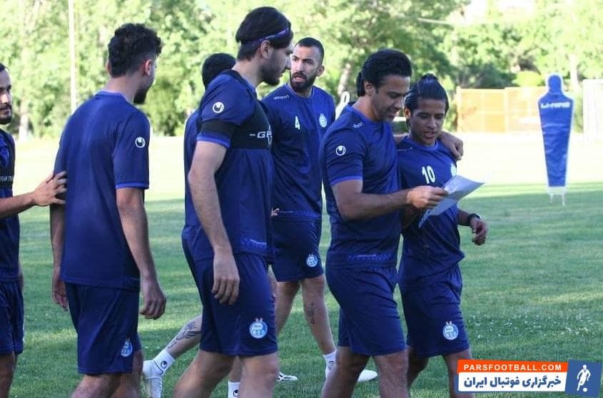 سرمربی جوان استقلال معمولا در هر جلسه تمرینی دقایقی را با مهدی قایدی مهاجم جوان تیم خود صحبت می کند تا بتواند کیفیت بازی او را بهتر کند.