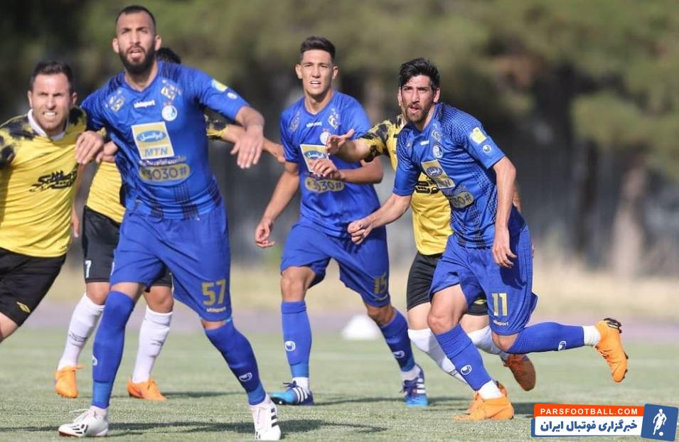 روزبه چشمی در حال حاضر نفر اول راس عقب دفاع سه نفره استقلال است و احتمالا با شروع فصل هم در ترکیب این تیم به میدان خواهد رفت.