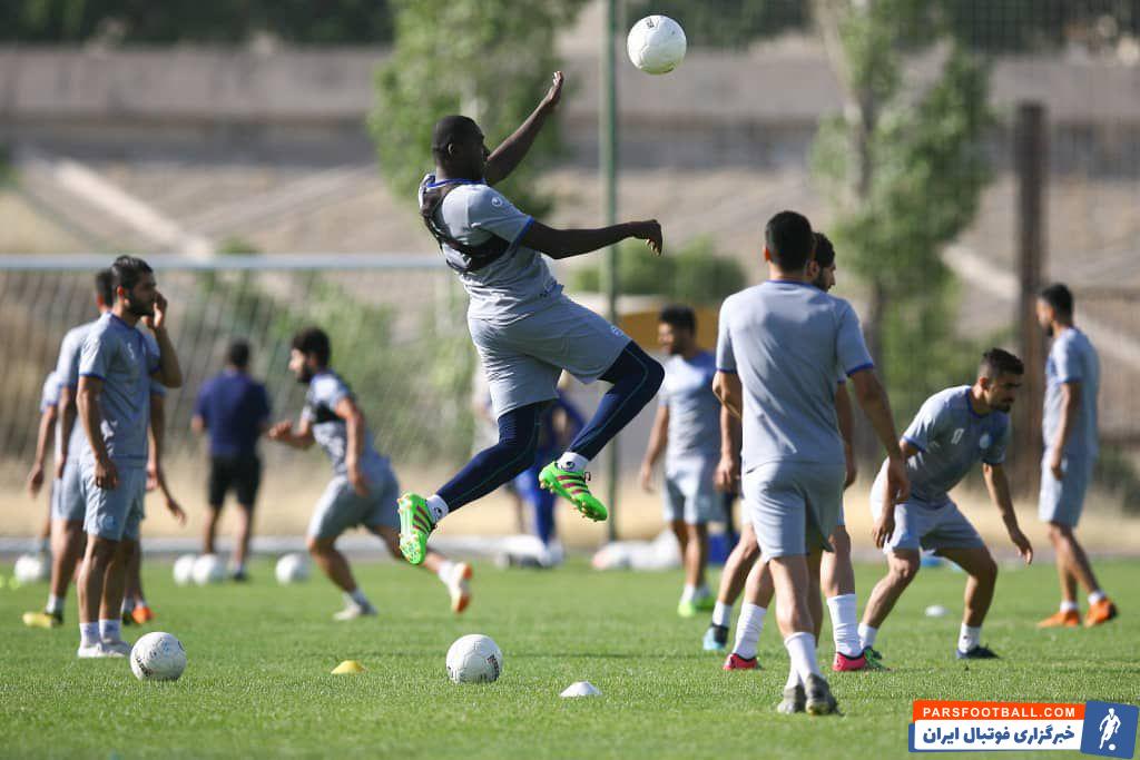 یادگاری بزرگ استراماچونی شیخ دیاباته که از لحاظ اخلاقی یکی از بهترین خارجی های فوتبال ایران می باشد به استقلال پیوست و محبوب دل هواداران استقلال شد.