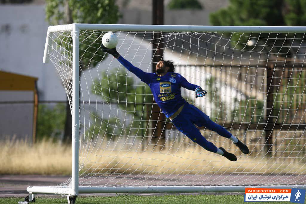 حسین حسینی در تمرین دیروز استقلال آمادگی دروازه بان های استقلال حسینی و پورحمیدی با سوپر واکنش هاشون کاملا مشهود بود.قاب تصاویر شکار شده است.