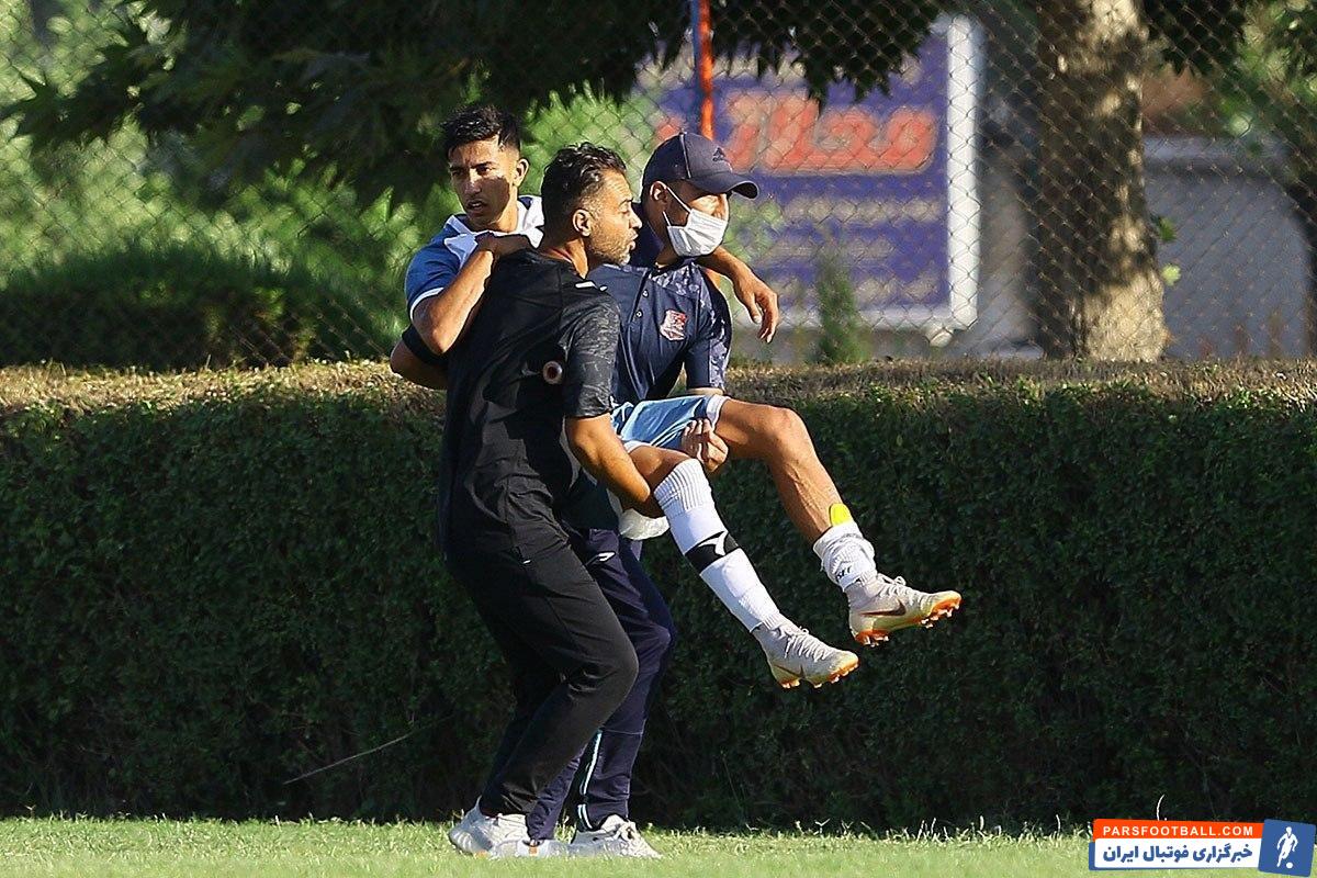 شدت آسیب دیدگی احسان قهاری بازیکن جوان به حدی بود که نتوانست به بازی ادامه دهد و توسط تیم پزشکی به بیرون از زمین منتقل شد.