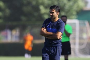 با وجود اینکه امید رضا روانخواه از سوی کمیته اخلاق محروم شده بود این مربی در بازی های دوستانه روی نیمکت تیمش می نشیند و به نظر می رسد مشکلش حل شده است.