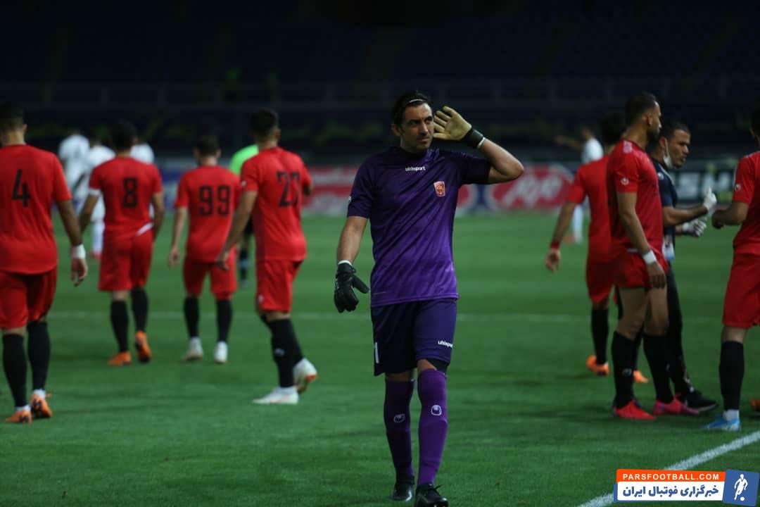 مهدی رحمتی دروازهبان شهرخودرو با درخشش برابر ذوبآهن عصای دست سرمربی تیمش برای اولین پیروزی پس از بازگشایی لیگ شد.