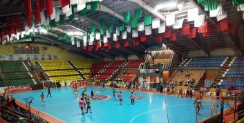 حاشیه فینال لیگ برتر فوتسال|درگیری شدید میان دو تیم و دخالت پلیس با استفاده از گاز فلفل