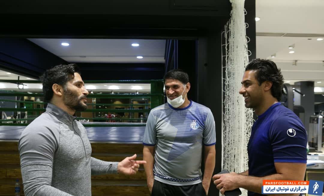 جواد کاظمیان بازیکن سابق پرسپولیس صبح امروز لحظاتی در تمرین استقلال حاضر شد و با فرهاد مجیدی و کادرفنی این تیم دیدار و گفتگو کرد.