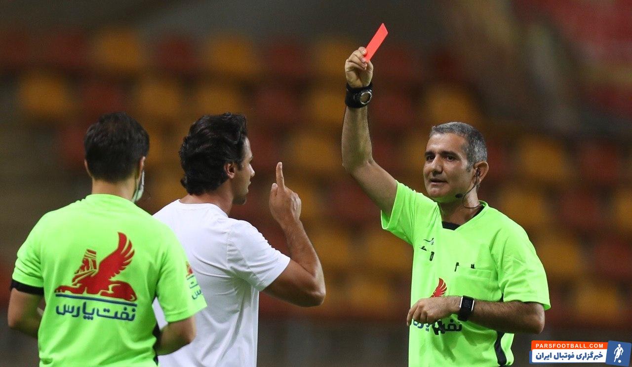 سیدمهدی سیدعلی پس از اخراج اولین بازیکن استقلال که علی کریمی بود، فرهاد مجیدی به شدت به تصمیمهای داور مسابقه، سیدمهدی سیدعلی اعتراض کرد که با کارت قرمز داور روبهرو شد.