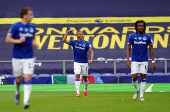 در فصل نقل و انتقالات زمستانی شایعات زیادی در مورد تمایل بارسلونا به جذب ریچارلیسون ، گلزن برزیلی اورتون و پیشنهاد 85 میلیون یورویی این تیم منتشر شد.